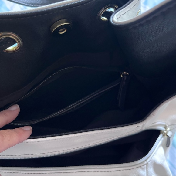 Liz Claiborne black & white Purse. - Picture 5 of 10